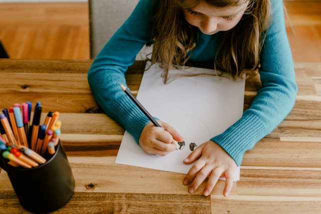 Enfant pendant une activité du geste graphique